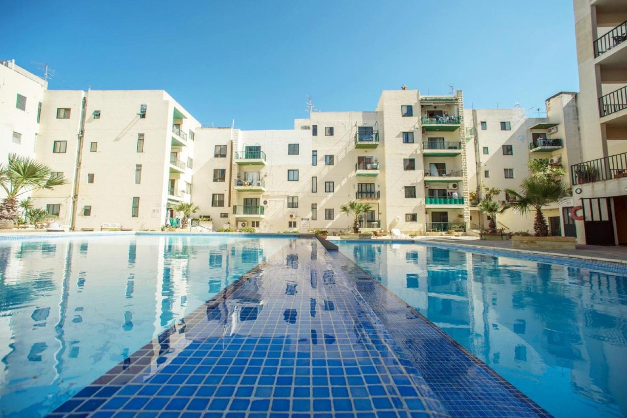 Stunning Penthouse Roof Terrace & Communal Swimming Pool Сейнт Полс Бей Екстериор снимка