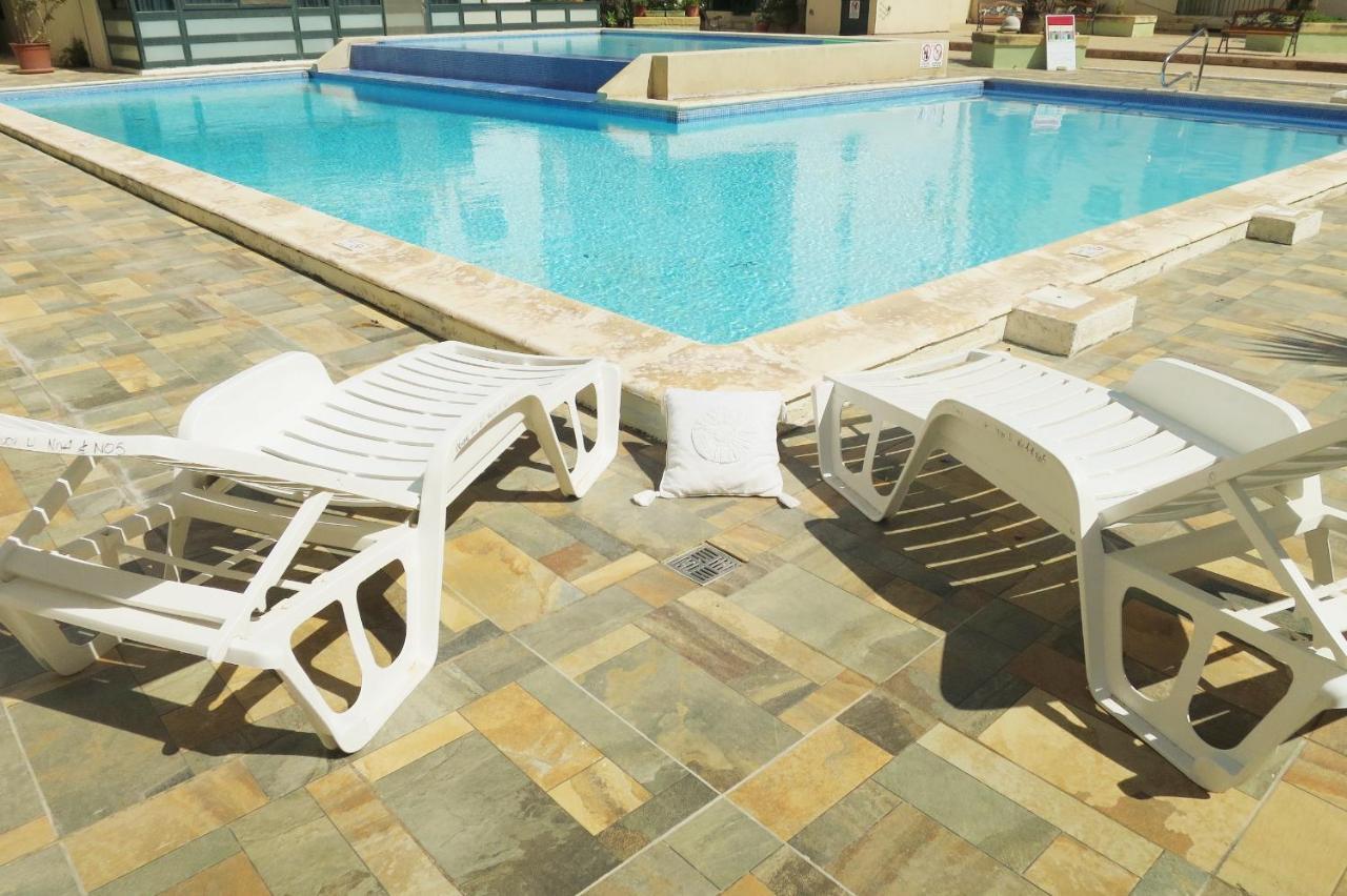 Stunning Penthouse Roof Terrace & Communal Swimming Pool Сейнт Полс Бей Екстериор снимка