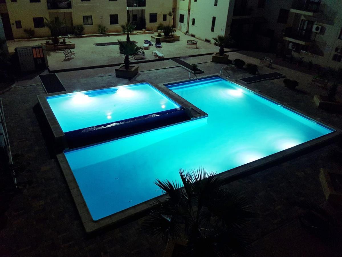 Stunning Penthouse Roof Terrace & Communal Swimming Pool Сейнт Полс Бей Екстериор снимка