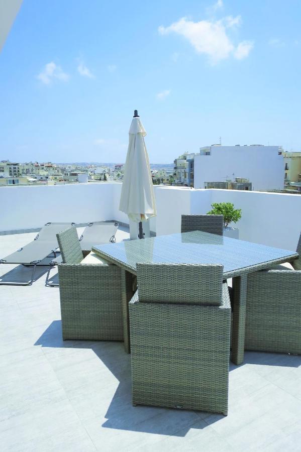 Stunning Penthouse Roof Terrace & Communal Swimming Pool Сейнт Полс Бей Екстериор снимка